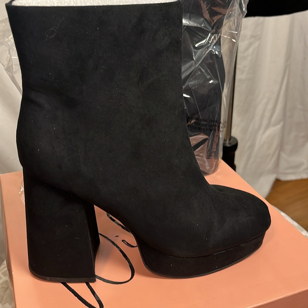 NWT NIB Wild Pair Platform Boots faux suede model CoraAF black size 10